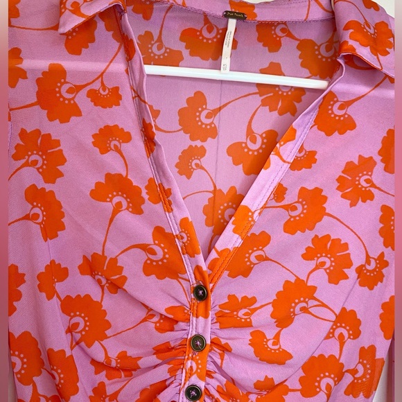 😍 Free People Lucky Shirtee Pink and Red Floral Button-Down Shirt NWOT! Ptp16-18 - Picture 3 of 5